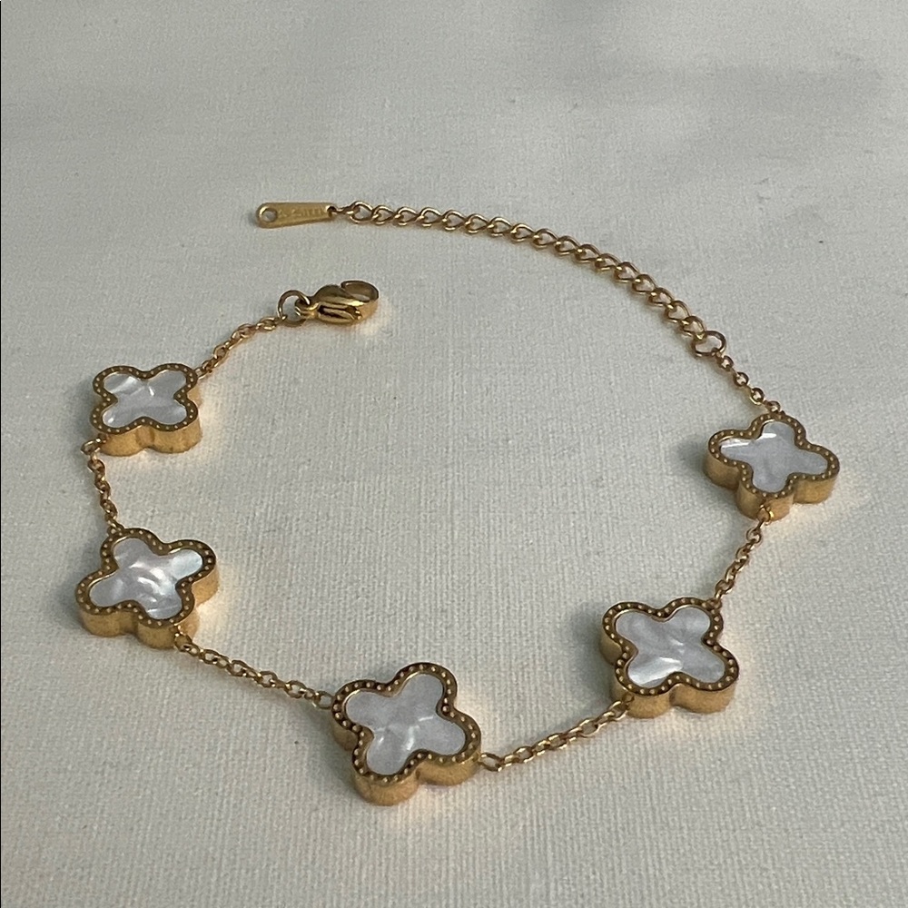 Elegant Gold and White Clover Bracelet